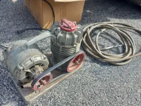 875-c W. R. Brown Vintage Speedy Sprayer Air Compressor Model With Hose Attachment